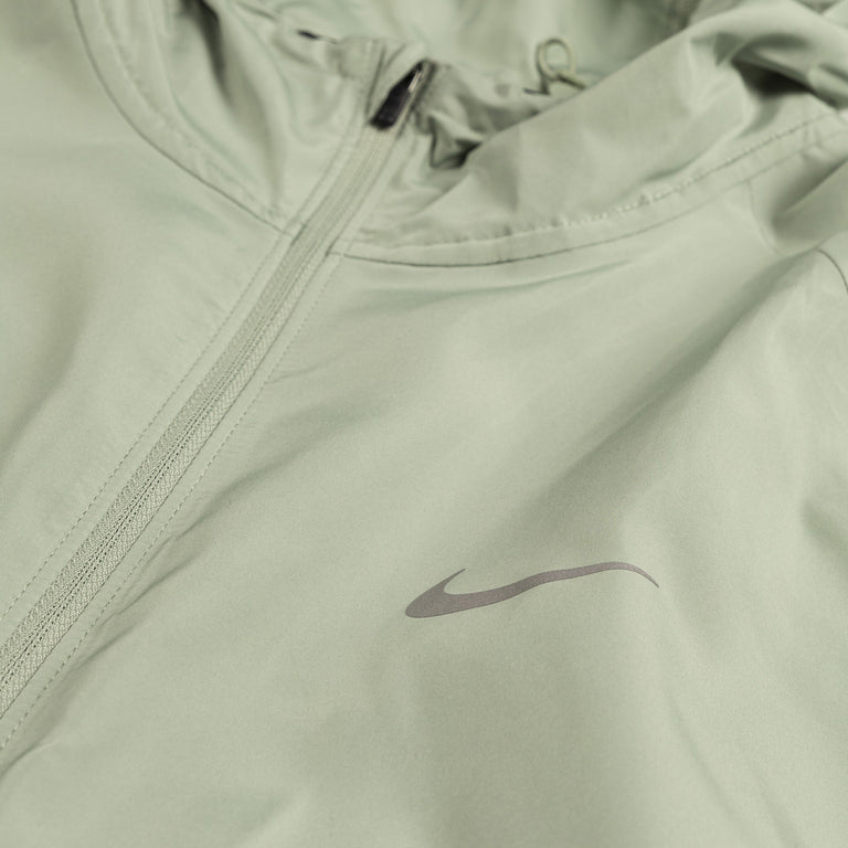 Nike essential running jacket green best sale