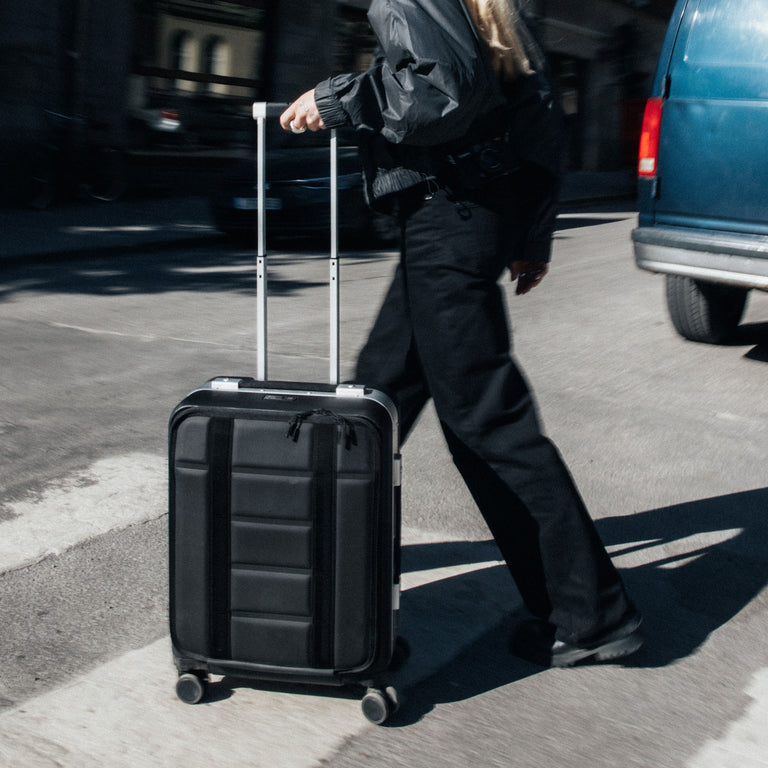 D__b__ Ramverk Pro Front-access Carry-on