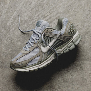 HF1553 002 Nike Zoom Vomero 5 Dark Stucco Phantom Light Smoke Grey SM 1 1 320x320 crop center