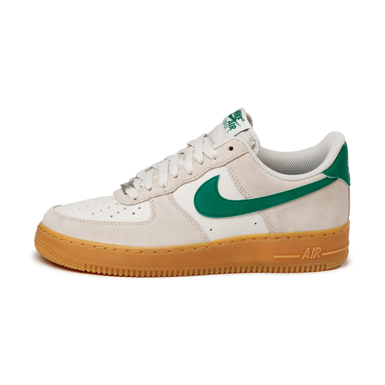 Nike Air Force 1 '07 LV8 onfeet