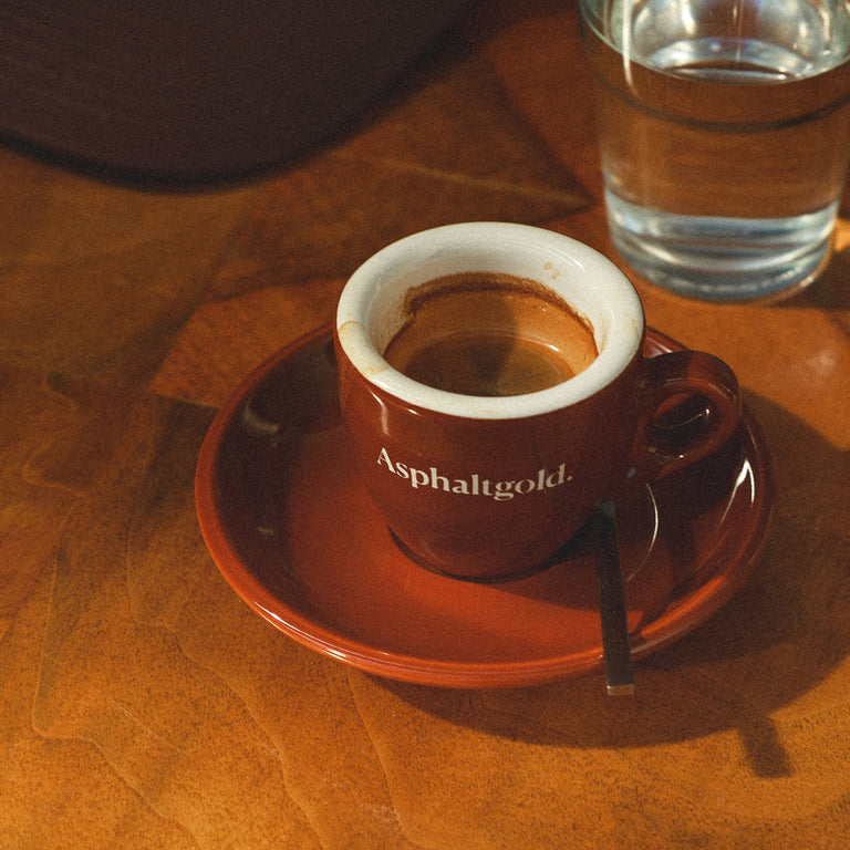 Asphaltgold Espresso Cup onfeet