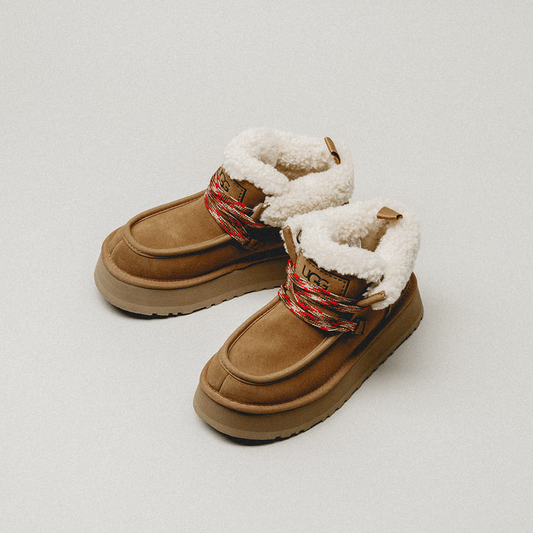 UGG Wmns Funkarra Cabin Cuff onfeet