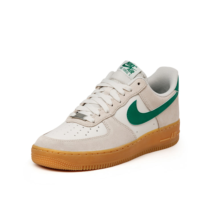 Nike Air Force 1 '07 LV8 onfeet