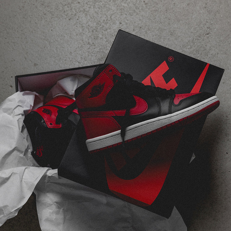 Nike Air Jordan 1 High '85 *Bred* onfeet