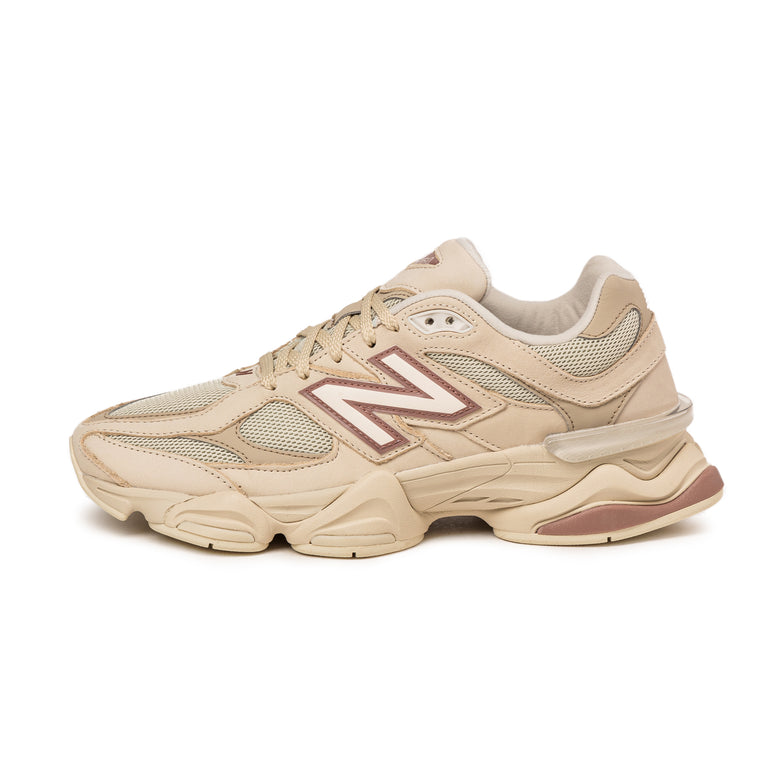 New Balance colour block panelled trainers Buy online now New Balance Running 520 Czarne buty sportowe z logo i bia podeszw po bokach