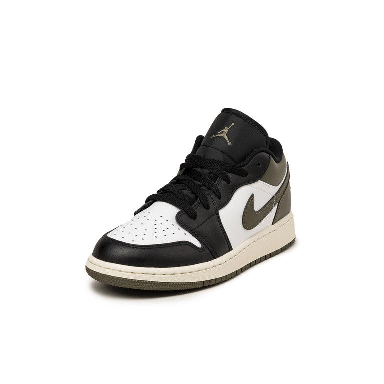 Black low top air jordans online