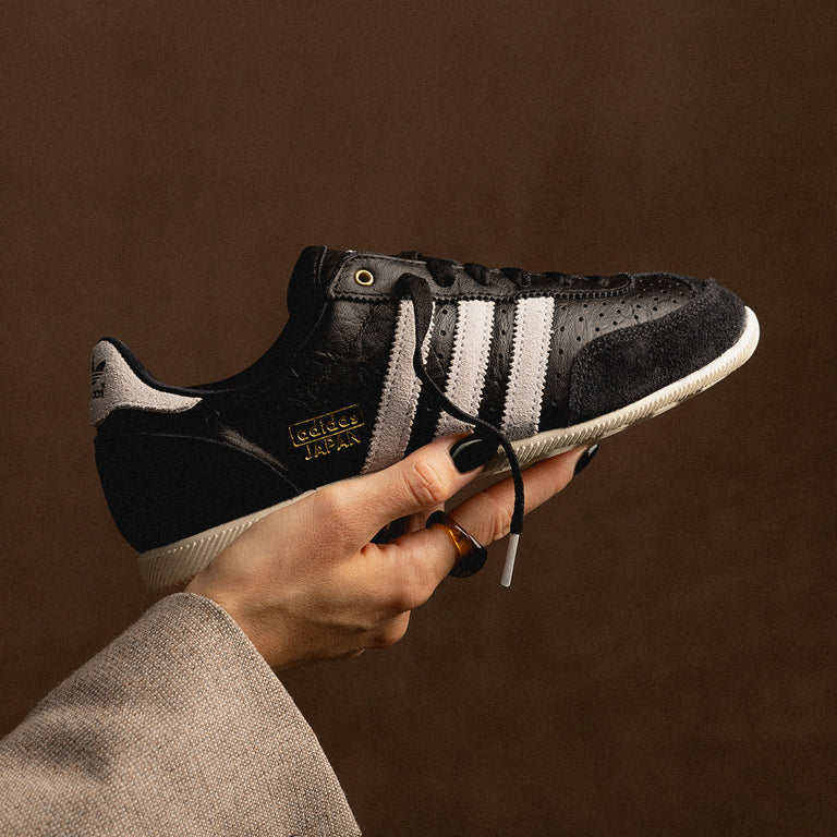 Schwarze adidas mit goldener sohle on sale