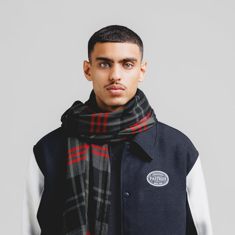 Woolrich Light Plaid Scarf onfeet